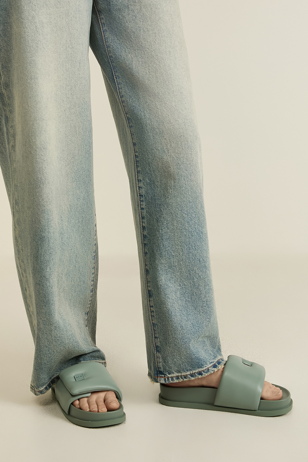 תמונת כל הלוק של כפכפי סליידס